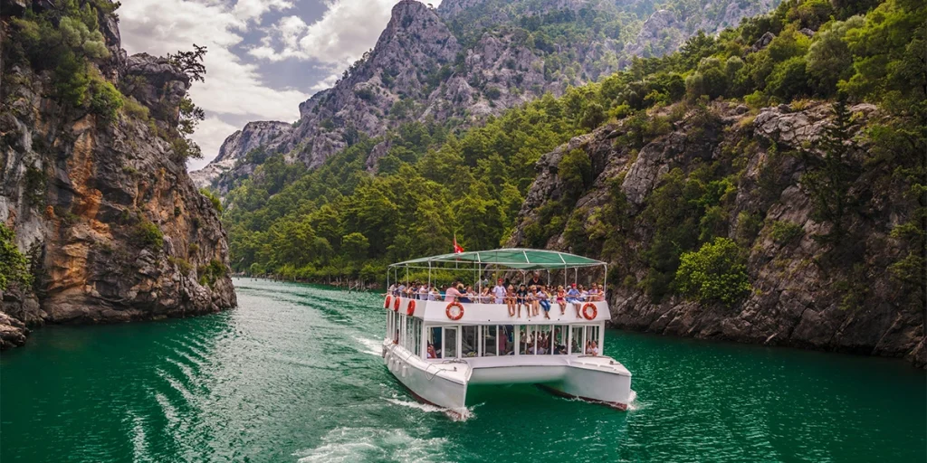 جولة قارب الوادي الأخضر (Green Canyon Boat Trip)